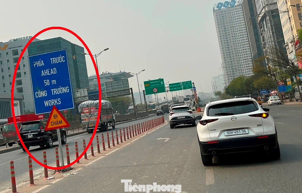 Thay vì được lưu thông đến 80km/h, từ đêm qua và sáng nay, xe ô tô khi từ nút giao Mai Dịch lên đường trên cao Vành đai 3 được cắm biển báo yêu cầu "Đi chậm" và "Phía trước có công trường"