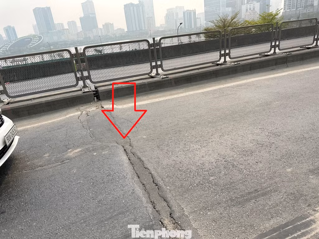Sau 13 năm đưa vào sử dụng và mật độ xe tăng gấp 8 lần so với năng lực thiết kế tuyến đường, hiện nhiều hạng mục đường Vành đai 3 trên cao trong đó có khe co giãn tại nhiều vị trí bị hư hỏng nặng. Ảnh chụp chiều 25/3. Sau 13 năm đưa vào sử dụng và mật độ xe tăng gấp 8 lần so với năng lực thiết kế tuyến đường, hiện nhiều hạng mục đường Vành đai 3 trên cao trong đó có khe co giãn tại nhiều vị trí bị hư hỏng nặng. Ảnh chụp chiều 25/3.