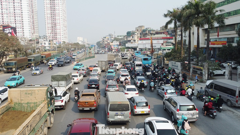 Tuy nhiên chiều đường Giải Phóng hướng ra nội thành qua nút giao vẫn ùn ứ do lưu lượng xe quá đông.