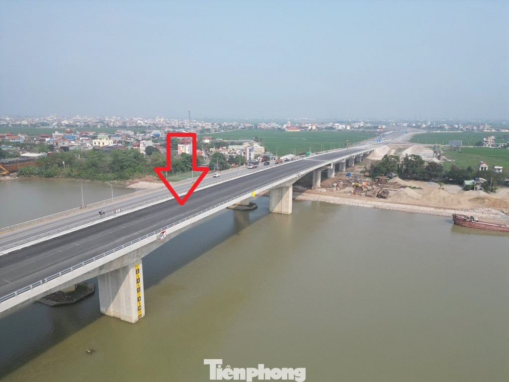 Vượt sông Ninh Cơ, cầu Lạc Quần mới nằm song song bên phải cầu Lạc Quần cũ (trên QL21A hiện nay).