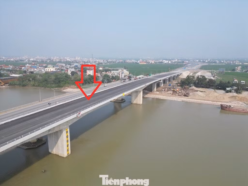 Vượt sông Ninh Cơ, cầu Lạc Quần mới nằm song song bên phải cầu Lạc Quần cũ (trên QL21A hiện nay).