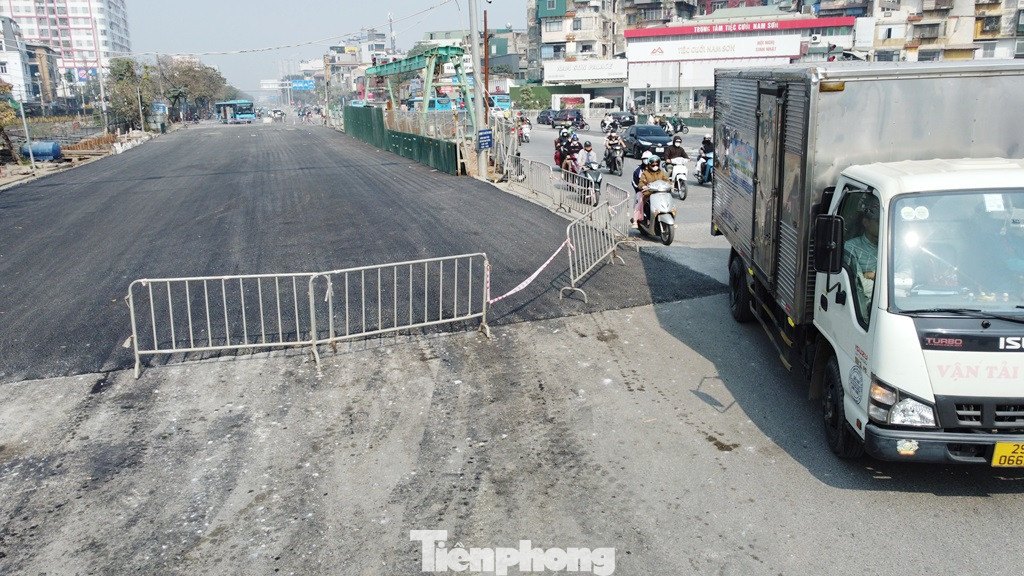 Đại diện chủ đầu tư cho biết, sau khi mặt đường được thảm lại, trong tối nay và ngày mai (1 đến 2/1) đơn vị thi công sẽ sơn, kẻ vạch đường tổ chức giao thông, sau đó sẽ cho xe lưu thông trở lại. Với việc thi công đào hầm ở phần nút giao còn lại (chiều Giải Phóng - nội thành) chủ đầu tư cho biết, sẽ xin phương án điều chỉnh giao thông của cơ quan chức năng khi thực hiện tiếp dự án.