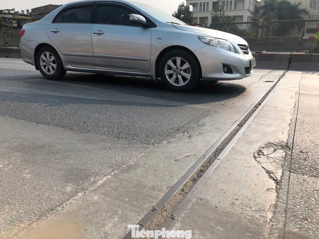 Khe co giãn có hiện tượng vỡ bê tông liên kết, thanh ray bị vênh, cao su giữ ổn định bị rách, làm cho xe qua lại không êm thuận.