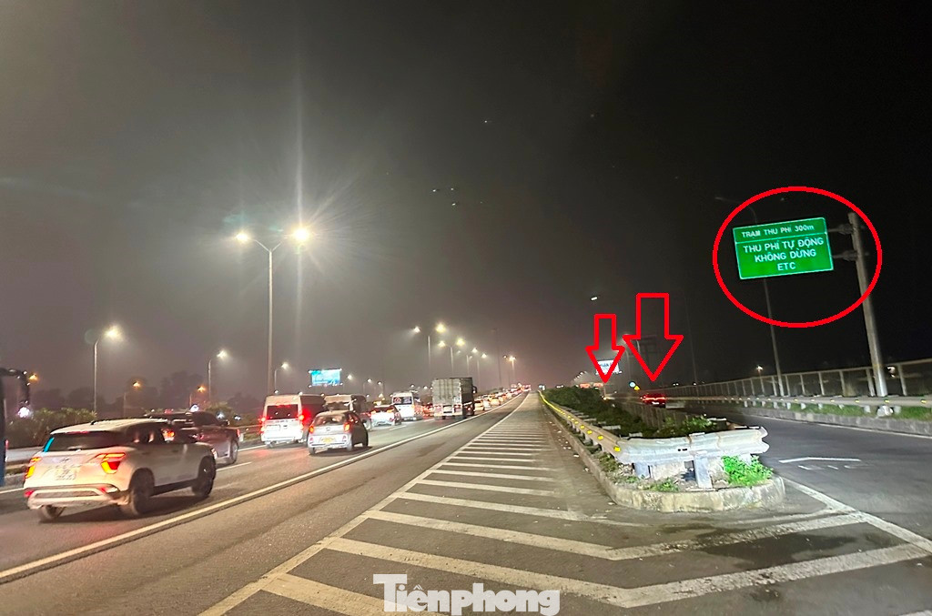 Trước việc ùn tắc trên cao tốc xảy ra kéo dài, khi đến nút giao Vực Vòng, nhiều xe ô tô đã rẽ phải ra khỏi cao tốc để vào QL1A. Trước việc ùn tắc trên cao tốc xảy ra kéo dài, khi đến nút giao Vực Vòng, nhiều xe ô tô đã rẽ phải ra khỏi cao tốc để vào QL1A.