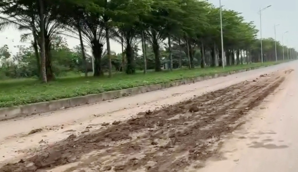 Nhiều buổi sáng, người tham gia giao thông chứng kiến cảnh mặt đường ngập ngụa bùn đất phế thải từ xe tải rơi ra đường. Nhiều buổi sáng, người tham gia giao thông chứng kiến cảnh mặt đường ngập ngụa bùn đất phế thải từ xe tải rơi ra đường.