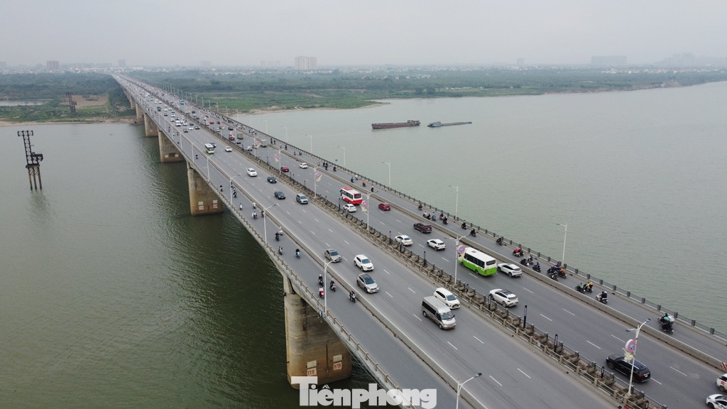 Ban Duy tu các công trình hạ tầng giao thông Hà Nội (Ban Duy tu giao thông) vừa cho biết, cầu Vĩnh Tuy giai đoạn 1 được khánh thành và đưa vào khai thác năm 2009. Sau 13 năm, cầu đã xuất hiện một số hư hỏng. Ban Duy tu các công trình hạ tầng giao thông Hà Nội (Ban Duy tu giao thông) vừa cho biết, cầu Vĩnh Tuy giai đoạn 1 được khánh thành và đưa vào khai thác năm 2009. Sau 13 năm, cầu đã xuất hiện một số hư hỏng.