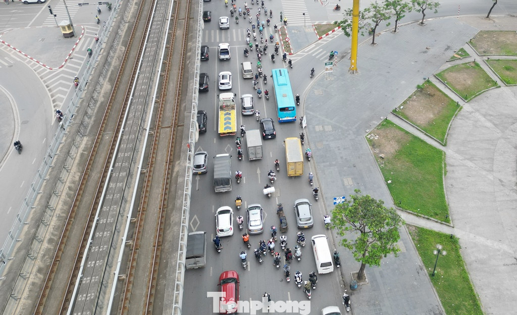 Nguyên nhân được liên ngành Sở Xây dựng - Công an thành phố Hà Nội đánh giá là do nút giao đang có lượng lớn xe qua lại, cùng với đó cả hai hướng đường Hồ Tùng Mậu qua nút là phía Cầu Diễn vào và từ nội thành ra đều có các phương tiện từ đường Trần Vỹ, Lê Đức Thọ chạy qua - "cắt mặt", gây xung đột, ùn tắc.