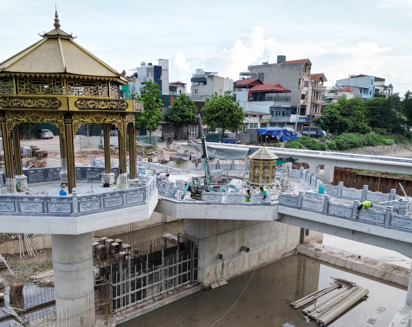 Trên nền đập đã được xây dựng, công nhân thi công đang hoàn thiện lắp dựng tường lan can xung quanh đài quan sát với nguyên liệu đá xanh tự nhiên. Trên nền đập đã được xây dựng, công nhân thi công đang hoàn thiện lắp dựng tường lan can xung quanh đài quan sát với nguyên liệu đá xanh tự nhiên.