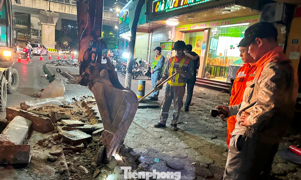 Để tránh ảnh hưởng đến giao thông, môi trường và hoạt động của người dân, cửa hàng kinh doanh, việc thi công được yêu cầu chỉ diễn ra về đêm khuya, trong khung giờ từ 22 đêm hôm trước đến 6h sáng hôm sau