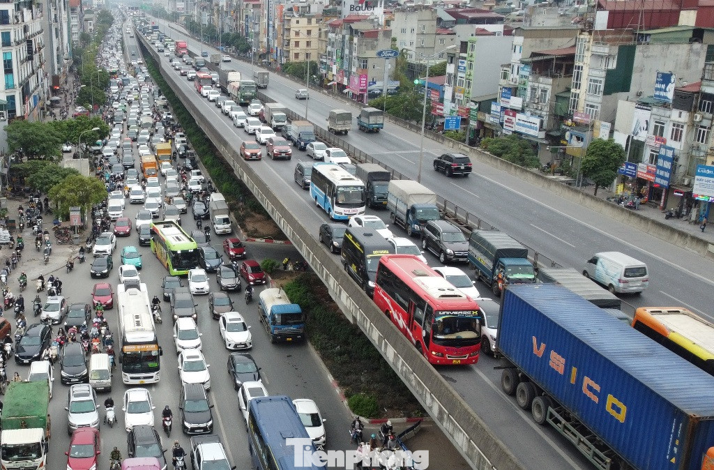 Ngoài xe ô tô cá nhân, lãnh đạo Sở GTVT Hà Nội cho biết, lượng xe tải, container, xe khách quá cảnh qua Hà Nội lớn là nguyên nhân làm đường Vành đai 3 quá tải mật độ phương tiện.