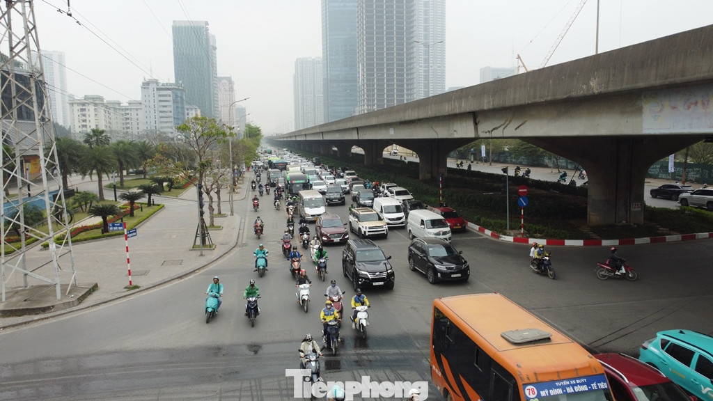 Theo ghi nhận, ùn tắc giao thông thường xảy ra với các chiều đường qua nút giao là Phạm Hùng - Đỗ Đức Dục, Phạm Hùng - Nam Trung Yên...