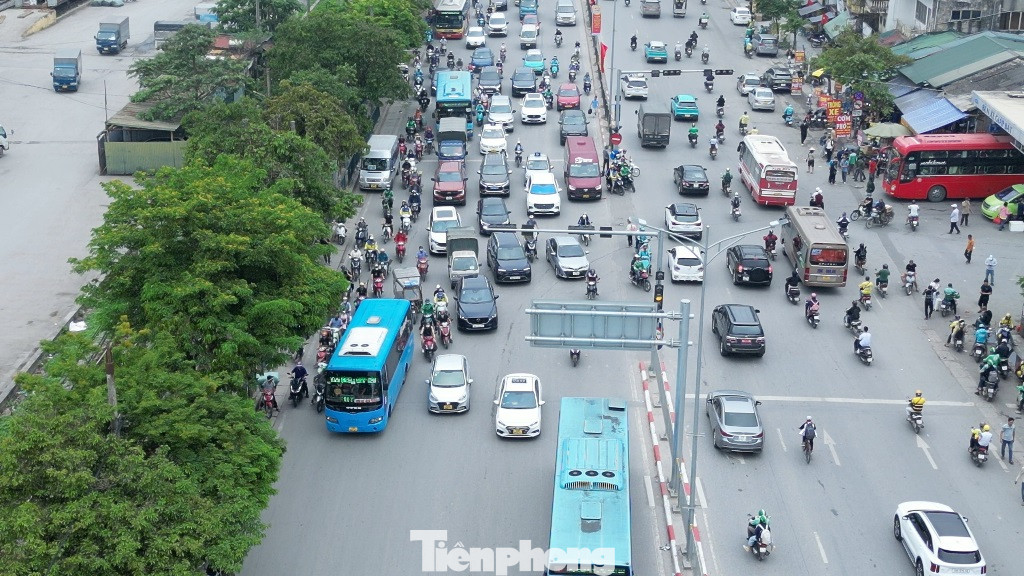 Chiều ngày 29/4, đường Giải Phóng đoạn qua bến xe Giáp Bát và khu vực có xe dừng đỗ, đi "rùa bò" luôn xảy ra ùn tắc kéo dài.