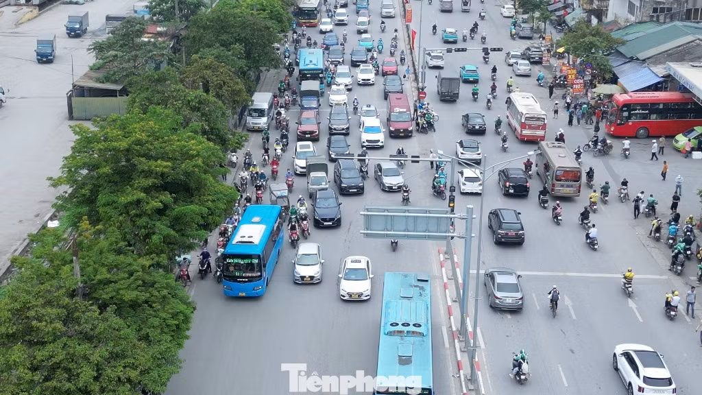 Chiều ngày 29/4, đường Giải Phóng đoạn qua bến xe Giáp Bát và khu vực có xe dừng đỗ, đi "rùa bò" luôn xảy ra ùn tắc kéo dài. Chiều ngày 29/4, đường Giải Phóng đoạn qua bến xe Giáp Bát và khu vực có xe dừng đỗ, đi "rùa bò" luôn xảy ra ùn tắc kéo dài.