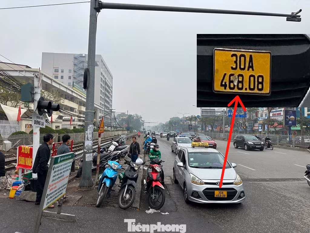 Thủ thuật của các tài xế là làm mờ, dán băng dính đèn đè lên hoặc tẩy xóa 1 con số bất kỳ trên biển số để mắt camera không nhận diện được biển số và xe.