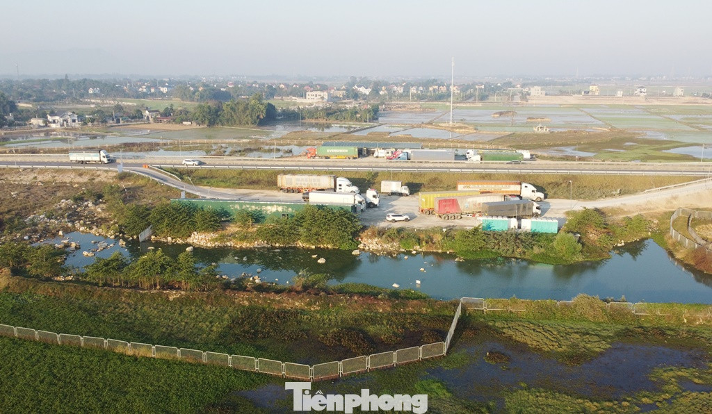 Mặt bằng trạm dừng nghỉ trên cao tốc Nghi Sơn - Diễn Châu được quây rào xung quanh, chưa xây dựng nhà dừng nghỉ, trạm tiếp nhiên liệu theo tiêu chuẩn. Mặt bằng trạm dừng nghỉ trên cao tốc Nghi Sơn - Diễn Châu được quây rào xung quanh, chưa xây dựng nhà dừng nghỉ, trạm tiếp nhiên liệu theo tiêu chuẩn.