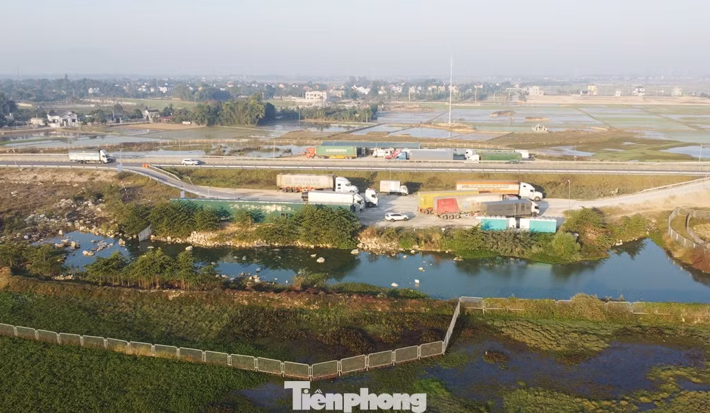 Mặt bằng trạm dừng nghỉ trên cao tốc Nghi Sơn - Diễn Châu được quây rào xung quanh, chưa xây dựng nhà dừng nghỉ, trạm tiếp nhiên liệu theo tiêu chuẩn.