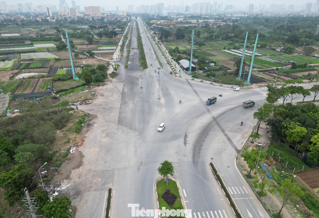 Theo ghi nhận của PV Tiền Phong, hiện đoạn đường dài 3,2 km này mới chỉ có 2,8 km từ nút giao với đường Văn Tiến Dũng (khu liên cơ quận Bắc Từ Liêm) đến gần sông Nhuệ (xã Cổ Nhuế) là hoàn thành cơ bản.