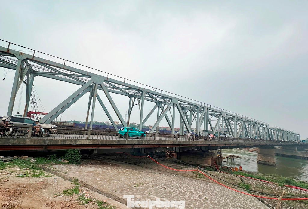 Đối với cầu Đuống cũ sau khi cầu Đuống mới hoàn thành (theo tiến độ là 2025 - 2026), trao đổi với PV Tiền Phong, đại diện Bộ Xây dựng vừa cho biết, tuy có lịch sử hơn 100 năm và trải qua các sự kiện, biến cố quan trọng của đất nước nhưng do cầu đã xuống cấp, đặc biệt là khoảng thông thuyền bên dưới hạn chế, thuyền trọng tải lớn không thể chui qua nên Bộ Xây dựng đã thống nhất với các cơ quan có trách nhiệm là phá dỡ khi cầu Đuống mới được xây dựng xong.