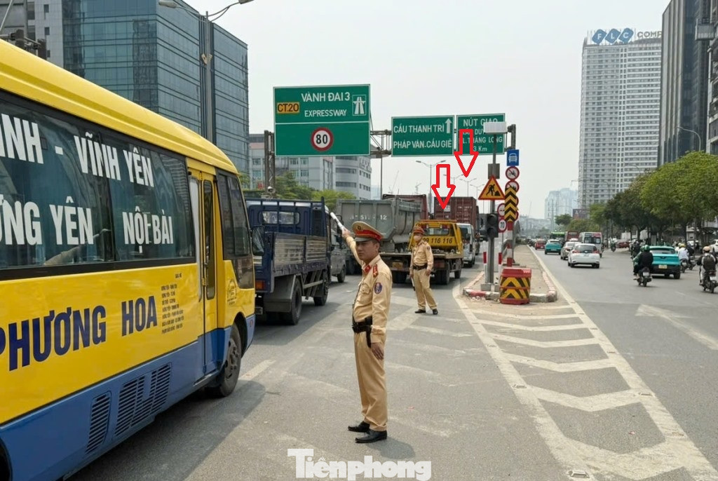 Để giảm ùn tắc, khó khăn về đi lại, trung tá Phạm Văn Chiến - Đội trưởng Đội CSGT số 6, Phòng CSGT Hà Nội cho biết, sau khi Đội có báo cáo với lãnh đạo Phòng và các cơ quan chức năng, từ cuối tuần này Đội CSGT đã thực hiện nhiệm vụ cử CSGT đứng trực tiếp điều tiết, hướng dẫn các loại xe ô tô được phép tạm thời đi vào làn khẩn cấp đường Vành đai 3 trên cao (phần đường mũi tên đỏ). Để giảm ùn tắc, khó khăn về đi lại, trung tá Phạm Văn Chiến - Đội trưởng Đội CSGT số 6, Phòng CSGT Hà Nội cho biết, sau khi Đội có báo cáo với lãnh đạo Phòng và các cơ quan chức năng, từ cuối tuần này Đội CSGT đã thực hiện nhiệm vụ cử CSGT đứng trực tiếp điều tiết, hướng dẫn các loại xe ô tô được phép tạm thời đi vào làn khẩn cấp đường Vành đai 3 trên cao (phần đường mũi tên đỏ).