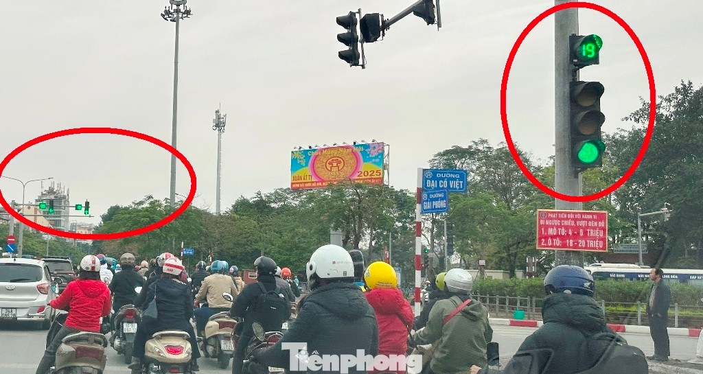 Nguyên nhân được xác định là do CSGT Hà Nội tiến hành điều chỉnh các pha đèn theo hướng giảm thời gian đèn xanh chiều đường Giải Phóng - Lê Duẩn.