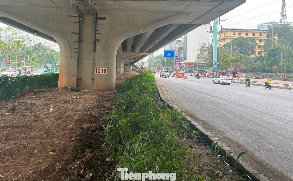 Theo ghi nhận của phóng viên, mặc dù dải phân cách giữa đường Khuất Duy Tiến đã một số lần thực hiện xén để mở rộng lòng đường, nhưng đến nay, dải phân cách giữa tại đây vẫn còn rộng từ 7 - 10 mét, đảm bảo cho việc xén, mở rộng lòng đường ở giai đoạn hiện nay.