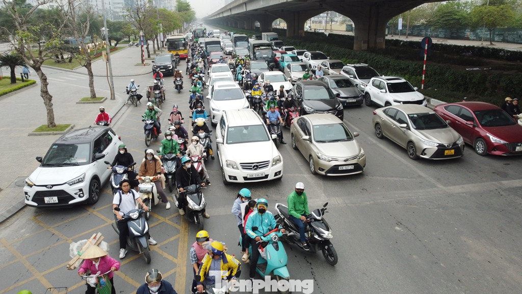 Sáng 26/3, phóng viên ghi nhận ở nút giao Đỗ Đức Dục - Phạm Hùng, có ùn tắc kéo dài tại chiều đường Phạm Hùng trên cả hai hướng (Mai Dịch và Thanh Xuân) đổ về nút. Sáng 26/3, phóng viên ghi nhận ở nút giao Đỗ Đức Dục - Phạm Hùng, có ùn tắc kéo dài tại chiều đường Phạm Hùng trên cả hai hướng (Mai Dịch và Thanh Xuân) đổ về nút.