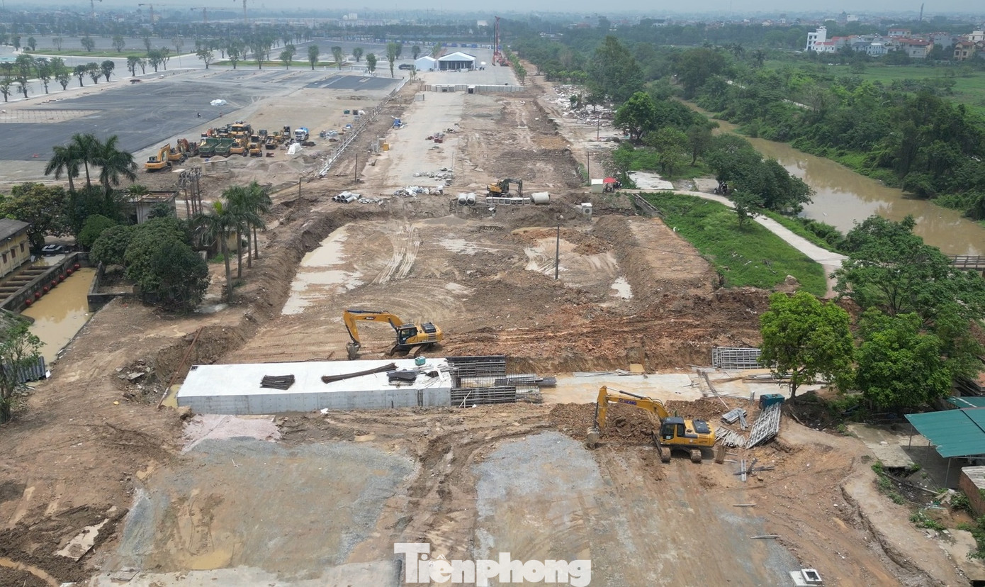 Với công trường làm đường phía bờ Bắc (huyện Đông Anh), các nhà thầu đang huy động tối đa máy móc, nhân lực thi công ngày, đêm và đã hình thành tuyến đường dự án dẫn ra mép sông Đuống dài hơn 2 km.