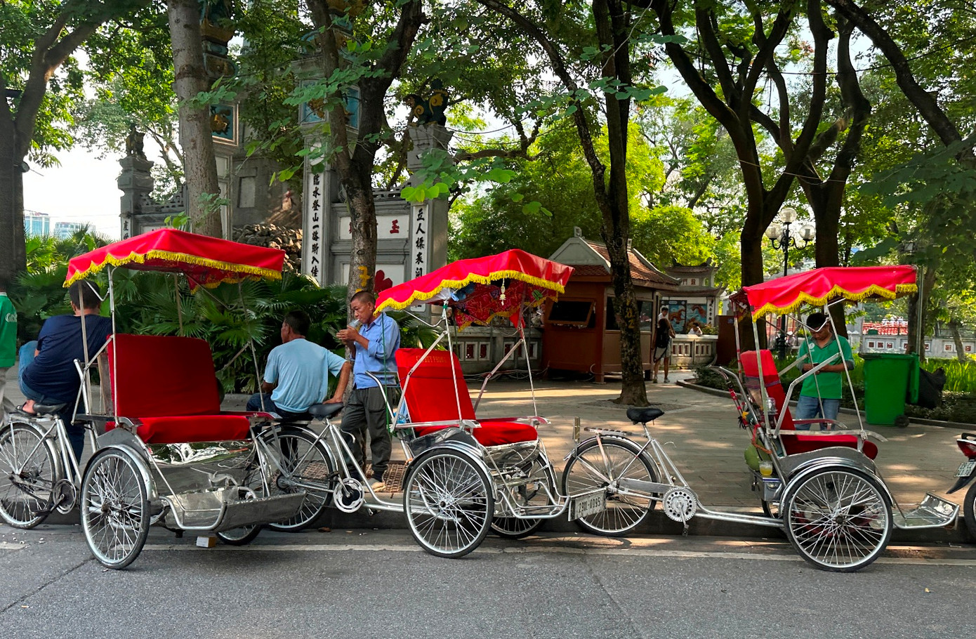 Cùng với dừng đỗ trên đường, "bịt" lối ra vào đền Ngọc Sơn, nhiều lái xe xích lô đứng chờ khách ở đây còn ngồi đứng, tụ tập rất lộn xộn, mất mỹ quan. Cùng với dừng đỗ trên đường, "bịt" lối ra vào đền Ngọc Sơn, nhiều lái xe xích lô đứng chờ khách ở đây còn ngồi đứng, tụ tập rất lộn xộn, mất mỹ quan.