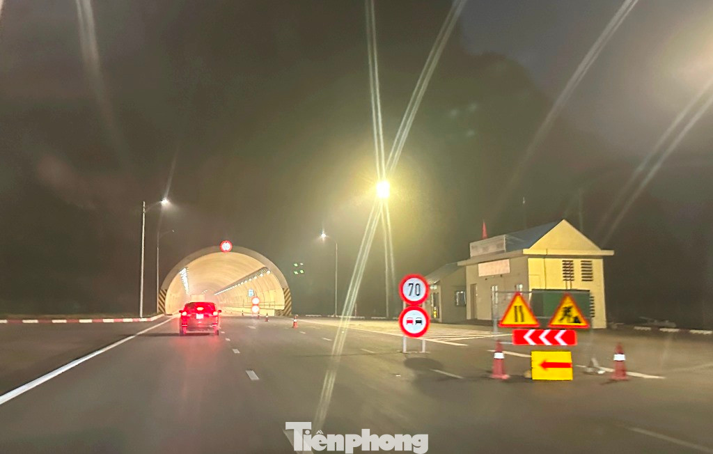 Khi chạy xe từ Hà Nội về hướng Thanh Hóa, Hà Tĩnh trên cao tốc Bắc Nam đoạn qua hầm Tam Điệp (Ninh Bình) thuộc dự án cao tốc thành phần Mai Sơn - QL45 các xe gặp hàng rào chắn ngang một phần đường nằm cách cửa hầm gần 1 km.