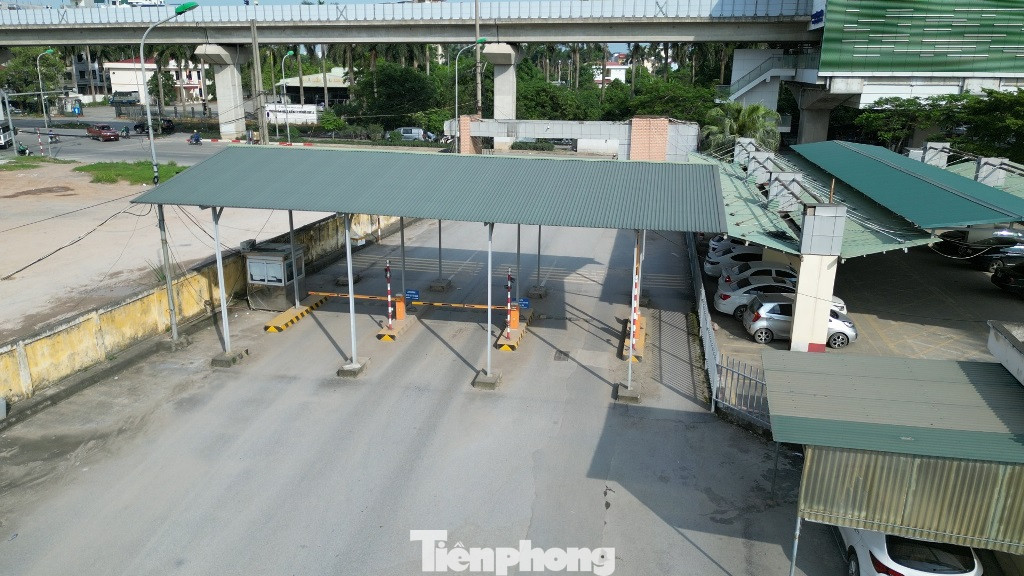 Cổng xe khách xuất bến tại bến tại bến xe Yên Nghĩa trong chiều cuối tuần (ngày 6/6). Theo tìm hiểu của PV Tiền Phong, hiện bến xe Yên Nghĩa có công suất hơn 1.000 lượt xe xuất bến, nhưng con số xe xuất bến thực tế hiện nay chỉ khoảng 200 - 300 lượt xe ngày (đạt khoảng 25% công suất) - thuộc vị trí thấp nhất trong các bến xe khu vực nội thành Hà Nội.