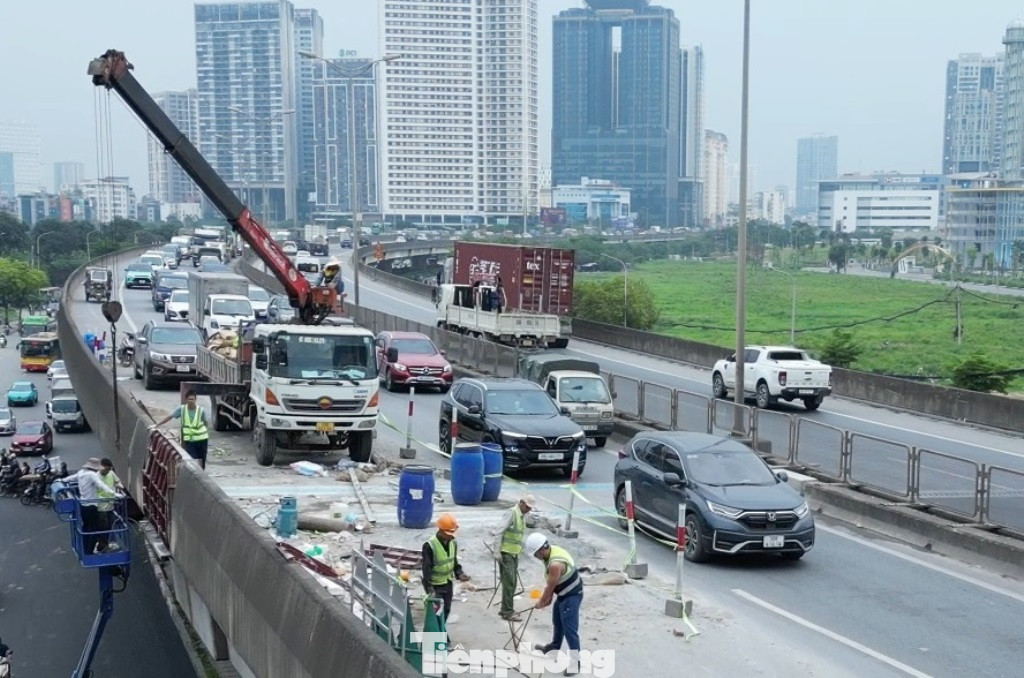 Hà Nội bắt đầu triển khai đợt đảm bảo trật tự, an toàn đi lại dịp nghỉ lễ 30/4-1/5 và yêu cầu tất cả công trường thi công sửa chữa phải tạm dừng. Với công trường sửa chữa chữa ở đường Vành đai 3 trên cao Sở Xây dựng Hà Nội chỉ cho phép thi công đến 27/4 là phải xong.
