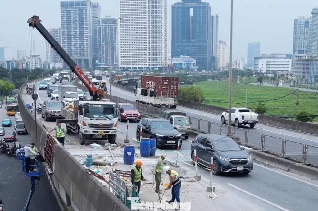 Hà Nội bắt đầu triển khai đợt đảm bảo trật tự, an toàn đi lại dịp nghỉ lễ 30/4-1/5 và yêu cầu tất cả công trường thi công sửa chữa phải tạm dừng. Với công trường sửa chữa chữa ở đường Vành đai 3 trên cao Sở Xây dựng Hà Nội chỉ cho phép thi công đến 27/4 là phải xong.
