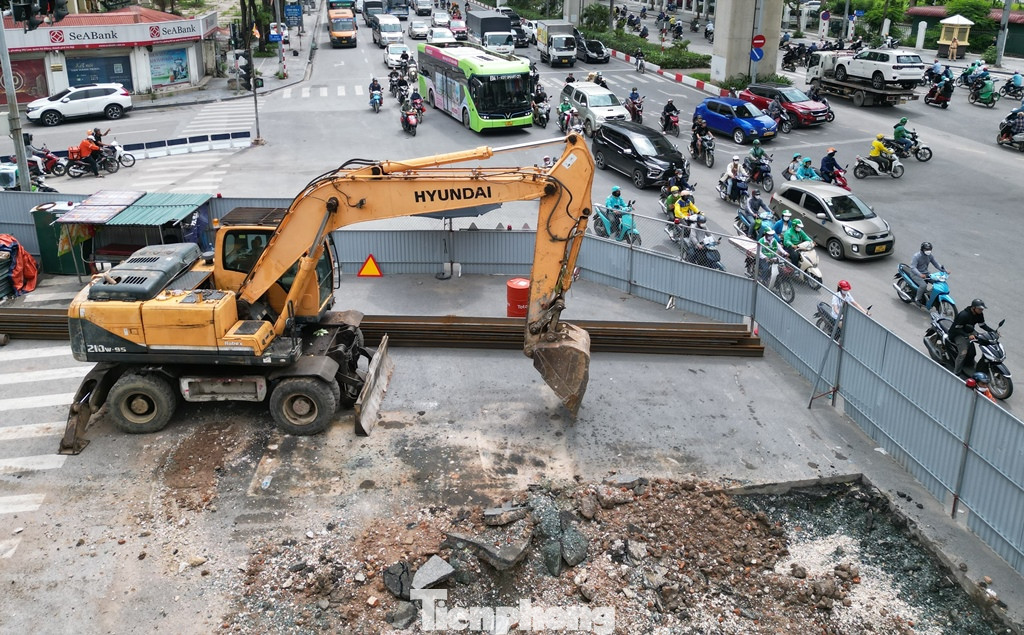 Việc đường Trần Phú có thêm hàng rào và lại nằm ngay nút giao cầu Trắng đã làm giao thông thường xuyên đi lại khó khăn, ùn tắc vào giờ cao điểm trong tuần qua.