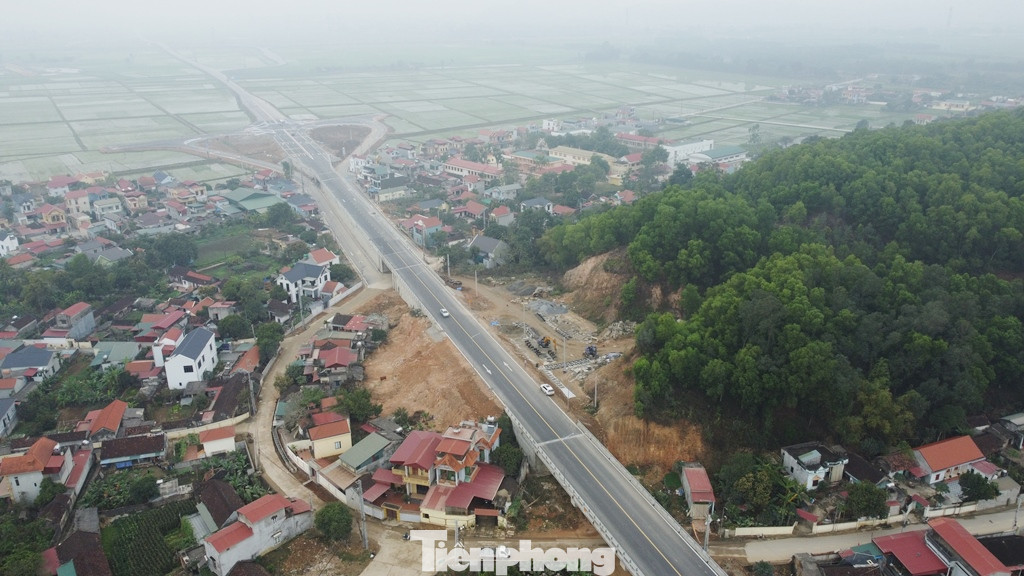 Với hạng mục đường nối Quốc lộ 1A với Quốc lộ 45 đoạn từ xã Hoằng Xuân (Hoằng Hóa) đến xã Thiệu Long (Thiệu Hóa) - nút giao với cao tốc Bắc Nam đã xây dựng xong trong năm 2024, hạng mục cầu Xuân Quang vừa thông xe trong tháng 2/2025.