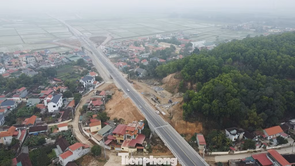 Với hạng mục đường nối Quốc lộ 1A với Quốc lộ 45 đoạn từ xã Hoằng Xuân (Hoằng Hóa) đến xã Thiệu Long (Thiệu Hóa) - nút giao với cao tốc Bắc Nam đã xây dựng xong trong năm 2024, hạng mục cầu Xuân Quang vừa thông xe trong tháng 2/2025.