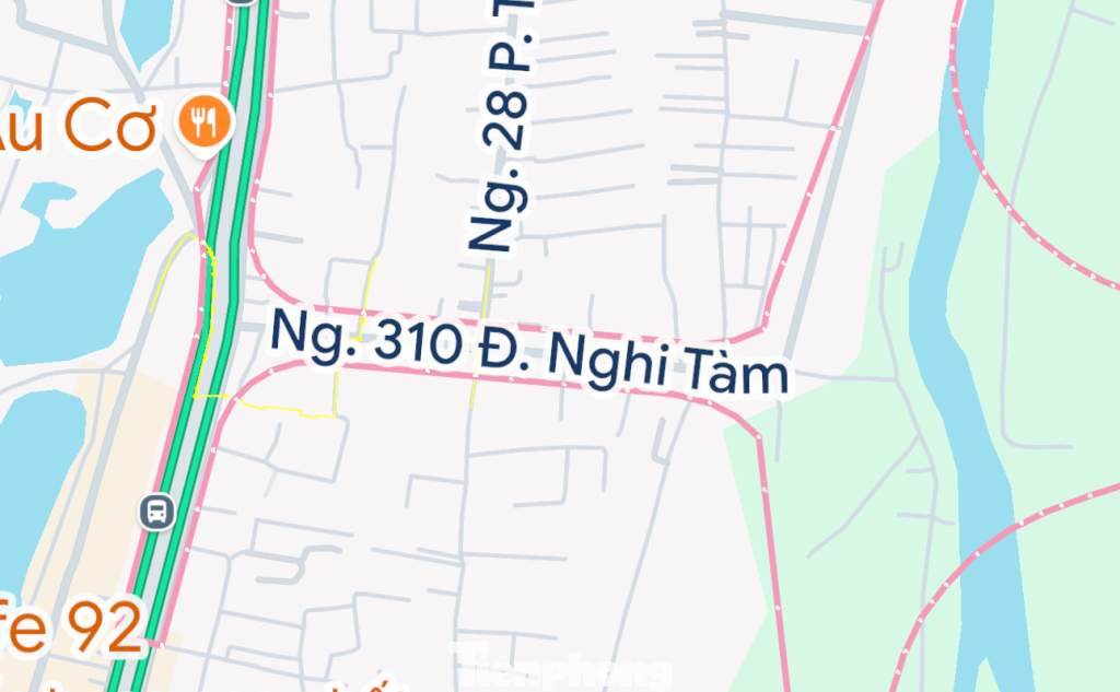 Phần đầu cầu ở nội thành, cầu Tứ Liên có điểm đầu tại đường Âu Cơ (đoạn đối diện khách sạn Thắng Lợi), sau đó mặt bằng đường dẫn đi ra cầu đi theo ngõ 310 đường Nghi Tàm hiện tại. Phần đầu cầu ở nội thành, cầu Tứ Liên có điểm đầu tại đường Âu Cơ (đoạn đối diện khách sạn Thắng Lợi), sau đó mặt bằng đường dẫn đi ra cầu đi theo ngõ 310 đường Nghi Tàm hiện tại.