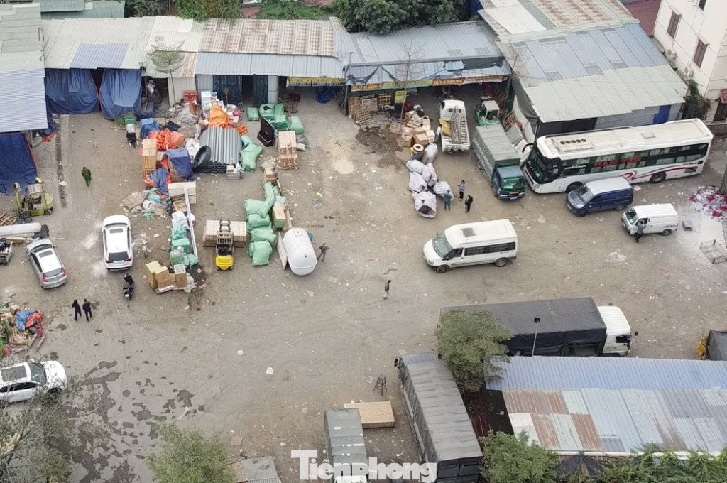 Nhưng ghi nhận tại đây trong hai ngày qua, bãi xe và các nhà tạm, bãi xe vẫn hoạt động nhộn nhịp. Ảnh chụp ngày 8/1/2025. Nhưng ghi nhận tại đây trong hai ngày qua, bãi xe và các nhà tạm, bãi xe vẫn hoạt động nhộn nhịp. Ảnh chụp ngày 8/1/2025.