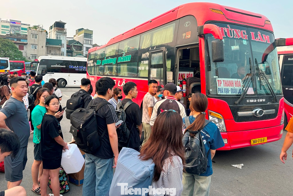 Thay vì phải chờ đợi lâu hoặc hết thời gian "đăng tài" (xe vào khu vực xếp khách), trong chiều qua và ngày hôm nay, xe cứ vào các bến Giáp Bát, Mỹ Đình, Gia Lâm là khách "ùa" lên kín xe và xuất phát ngay. Thay vì phải chờ đợi lâu hoặc hết thời gian "đăng tài" (xe vào khu vực xếp khách), trong chiều qua và ngày hôm nay, xe cứ vào các bến Giáp Bát, Mỹ Đình, Gia Lâm là khách "ùa" lên kín xe và xuất phát ngay.