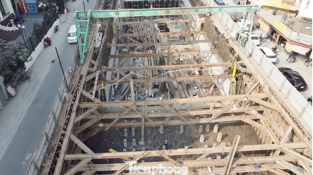 Ở giữa phố Kim Đồng trước đây, hiện có một đường hầm hở được đào sâu gần chục mét.