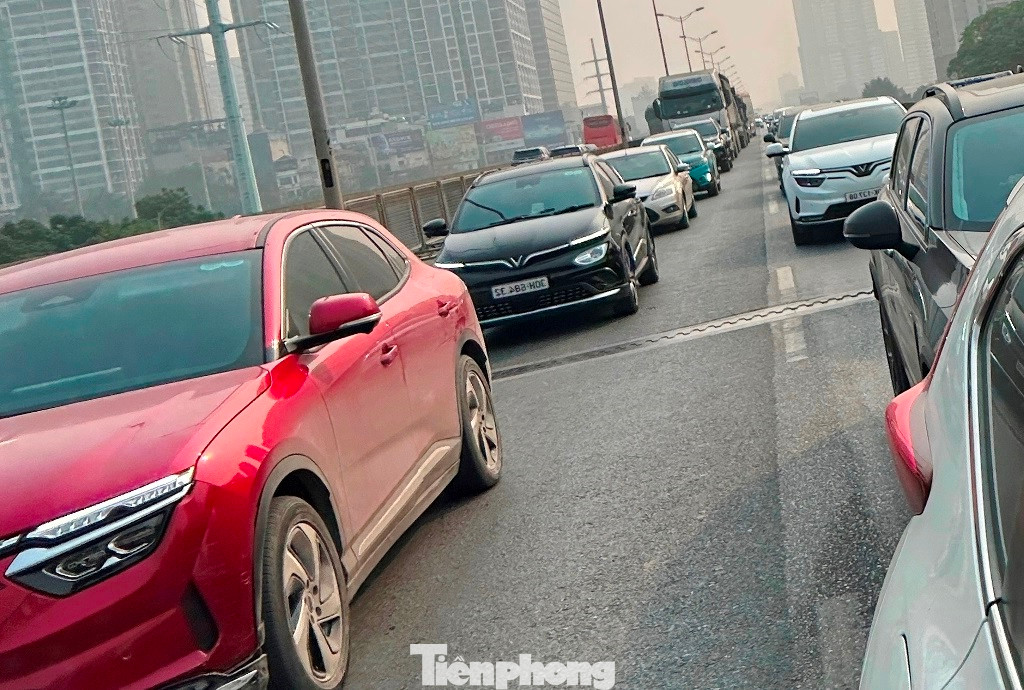 Trong sáng nay (24/3) ùn tắc đã kéo dài ở đường trên cao Vành đai 3.