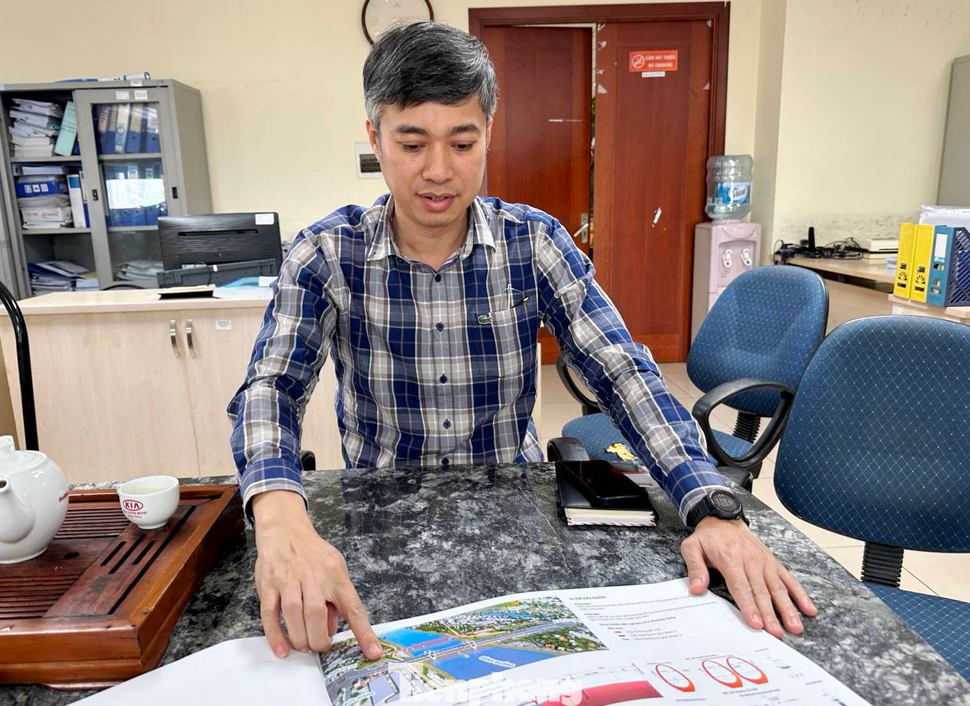 Ông Mai Xuân Tân, Giám đốc Quản lý dự án cầu Đuống mới trong buổi trao đổi với PV Tiền Phong.