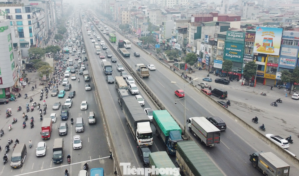 Trong tối qua và sáng nay, khi đường Vành đai 3 trên cao đoạn Mai Dịch - nút giao đại lộ Thăng Long bị đóng vào ban đêm và đóng 1 phần vào ban ngày, giao thông đi lại có khó khăn. Tuy nhiên, lực lượng chức năng cho biết, liên ngành Thanh tra giao thông và CSGT đã có phương án phân luồng giao thông, cùng với đó việc đóng đường là phương án "mềm", nếu ùn tắc kéo dài diễn ra, lực lượng chức năng sẽ yêu cầu đơn vị thu hẹp hàng rào để đảm bảo giao thông trước tiên. Trong tối qua và sáng nay, khi đường Vành đai 3 trên cao đoạn Mai Dịch - nút giao đại lộ Thăng Long bị đóng vào ban đêm và đóng 1 phần vào ban ngày, giao thông đi lại có khó khăn. Tuy nhiên, lực lượng chức năng cho biết, liên ngành Thanh tra giao thông và CSGT đã có phương án phân luồng giao thông, cùng với đó việc đóng đường là phương án "mềm", nếu ùn tắc kéo dài diễn ra, lực lượng chức năng sẽ yêu cầu đơn vị thu hẹp hàng rào để đảm bảo giao thông trước tiên.