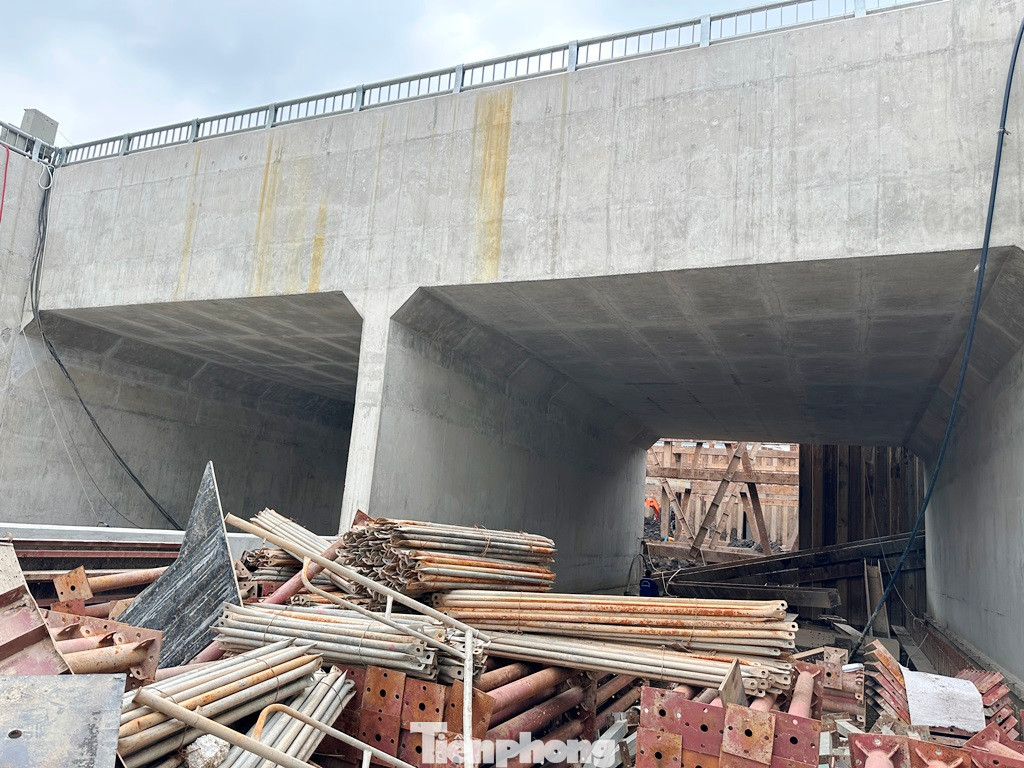 Phần hạng mục chính là hầm kín (hầm chui qua nút giao) theo ghi nhận ngày 14/5 đã thi công được hơn 50% các đốt hầm. Trong ảnh là đốt hầm kép (hai chiều xe) qua đường Giải Phóng chiều Ngọc Hồi - nội thành đã đúc xong. Phần hạng mục chính là hầm kín (hầm chui qua nút giao) theo ghi nhận ngày 14/5 đã thi công được hơn 50% các đốt hầm. Trong ảnh là đốt hầm kép (hai chiều xe) qua đường Giải Phóng chiều Ngọc Hồi - nội thành đã đúc xong.