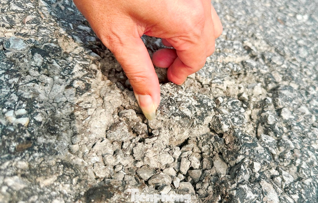 Tại các vị trí mặt đường bị lún nứt, phóng viên dùng tay có thể gỡ từng mảng, miếng nhựa đường lên khỏi mặt đất. Tại các vị trí mặt đường bị lún nứt, phóng viên dùng tay có thể gỡ từng mảng, miếng nhựa đường lên khỏi mặt đất.