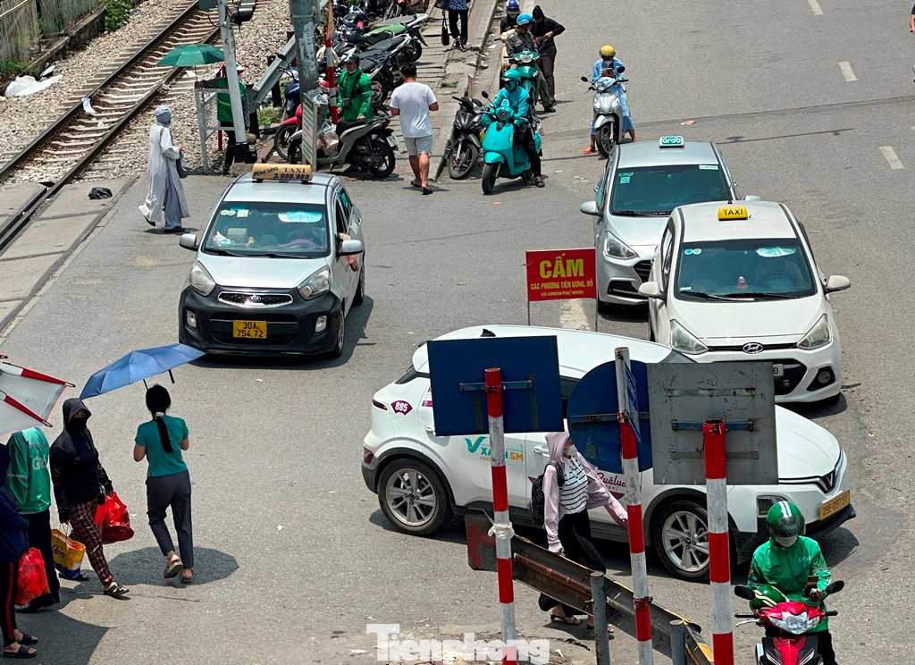 Khu vực đường Giải Phóng đoạn trước bệnh viện Bạch Mai đều có xe công vụ chở theo nhiều cảnh sát trật tự thường xuyên tuần tra, cắm chốt; còn cổng ra vào bệnh viện Bạch Mai có nhiều bảo vệ đứng đảm bảo xe ra vào nhưng không hiểu sao các taxi che biển số này vẫn ngang nhiên, dừng đỗ hoạt động (?!).