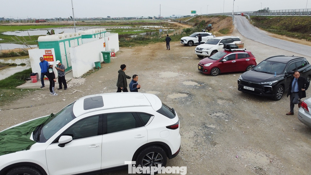 Sau khi được Chính phủ yêu cầu, Bộ GTVT đã yêu cầu các chủ đầu tư dự án và nhà đầu tư các trạm dừng nghỉ phải bố trí trạm dừng nghỉ tạm để phục vụ người dân dịp Tết. Sau khi được Chính phủ yêu cầu, Bộ GTVT đã yêu cầu các chủ đầu tư dự án và nhà đầu tư các trạm dừng nghỉ phải bố trí trạm dừng nghỉ tạm để phục vụ người dân dịp Tết.