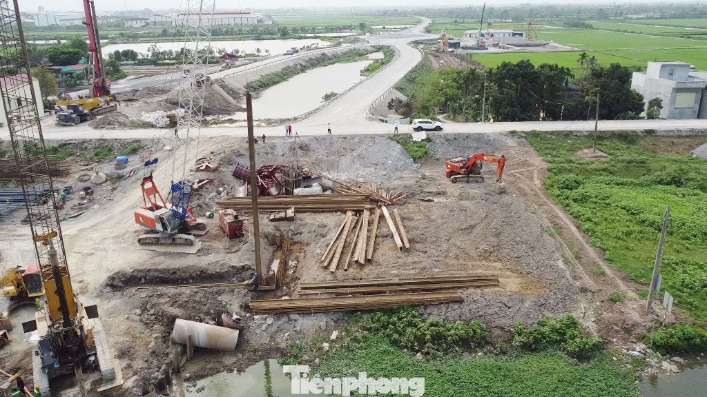 Dự án cầu Tiên Tân vượt sông Nhuệ có chiều dài 18,1 mét, gồm 2 nguyên đơn cầu riêng biệt cho hai chiều đường, cầu bê tông cốt thép vĩnh cửu có mặt cắt ngang rộng tổng thể 39 mét (tương đương mỗi bên rộng 4 làn xe). Dự án cầu Tiên Tân vượt sông Nhuệ có chiều dài 18,1 mét, gồm 2 nguyên đơn cầu riêng biệt cho hai chiều đường, cầu bê tông cốt thép vĩnh cửu có mặt cắt ngang rộng tổng thể 39 mét (tương đương mỗi bên rộng 4 làn xe).