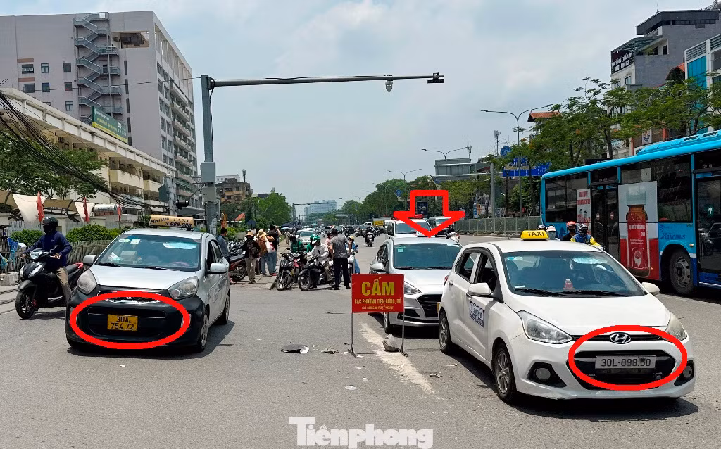 Nguyên nhân ùn tắc do có nhiều xe taxi dừng đỗ, chờ đón khách trên đường đoạn trước cổng bệnh viện Bạch Mai. Các xe này trên biển số đều bị làm mờ ít nhất từ một đến hai chữ số.