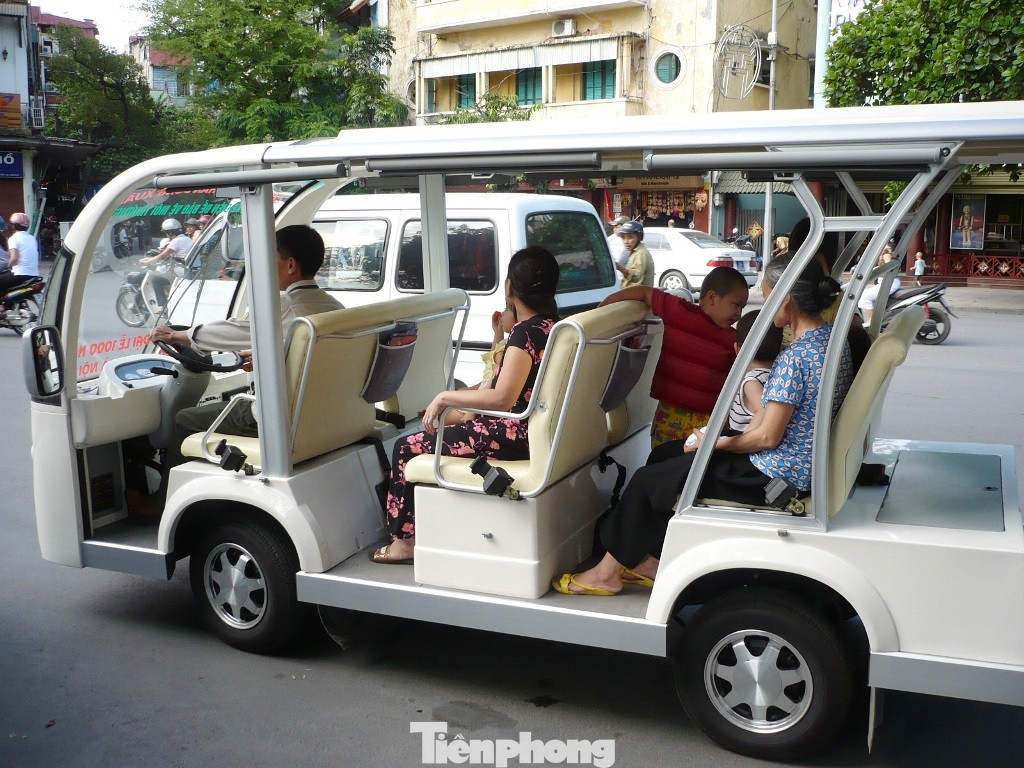 Cùng với đó, do không đảm bảo an toàn như không có cửa che chắn; không có túi khí, dây an toàn và khi di chuyển xe thường đi với tốc độ chậm (dưới 30km/h) nên đang gây rủi ro, khó khăn cho giao thông công cộng.