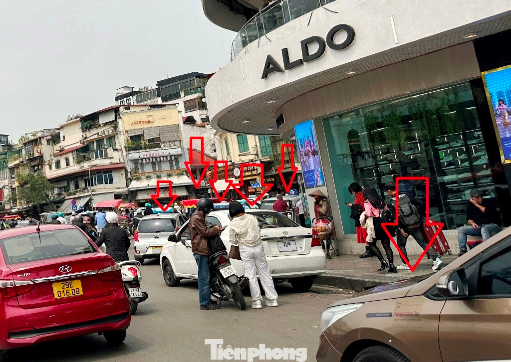 Tại khu vực sảnh tòa nhà Hàm cá mập, cùng với đông người, xe ô tô, taxi, xe xích lô dừng đỗ kín và bịt cả lối ra vào trong chiều 21/3.